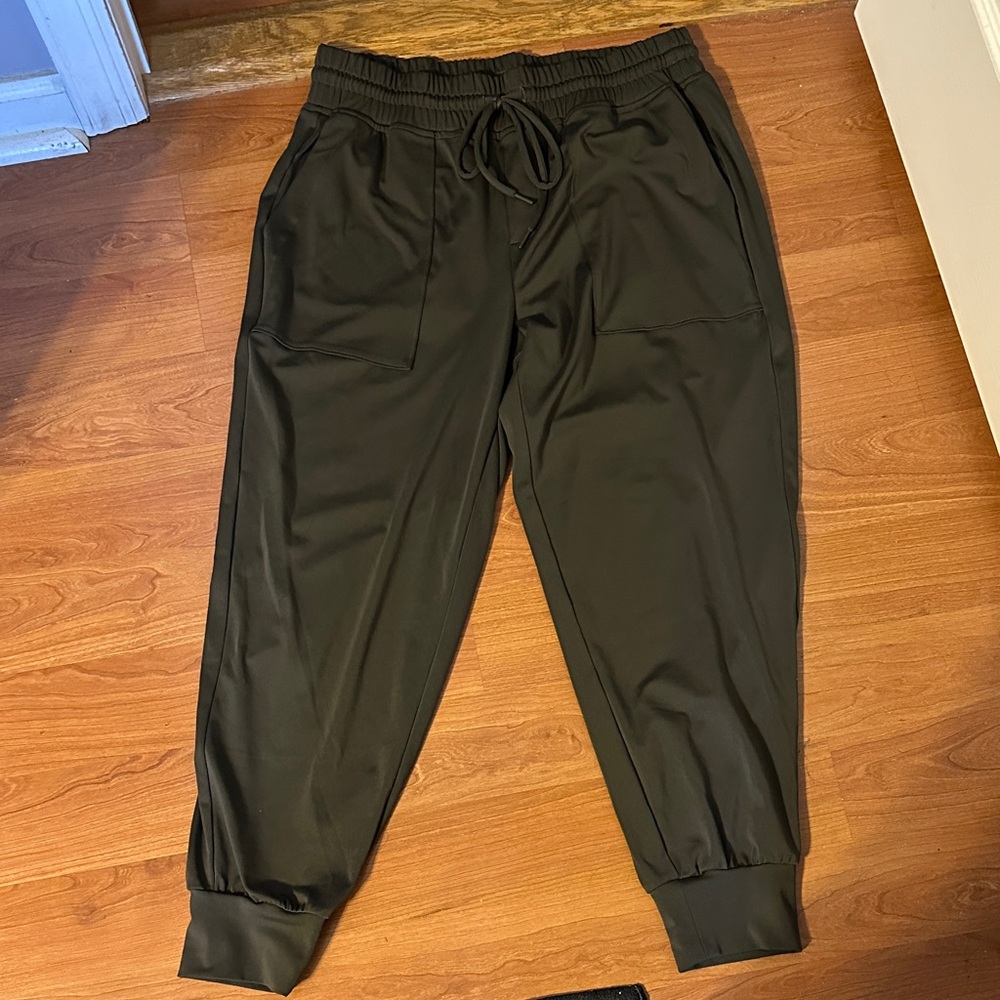 Lou & Grey Women's Joggers NWOT